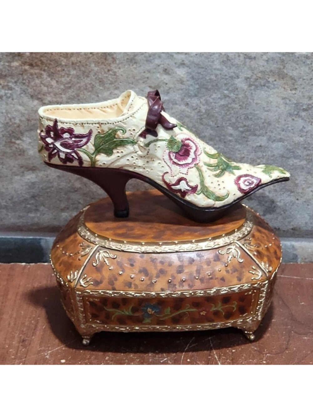 Raine Willitts Designs Just The Right Style Shoe Music Box 1999 Plays Mozarts